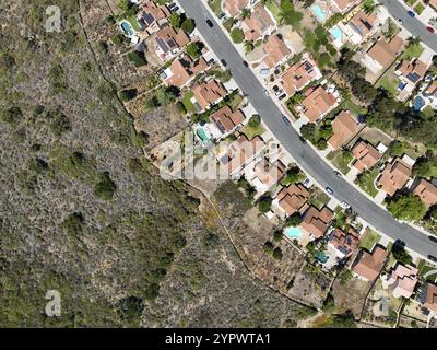 Vue aérienne de la petite ville Poway dans la banlieue du comté de San Diego, Californie, États-Unis. Maisons à côté de la vallée pendant la saison sèche Banque D'Images