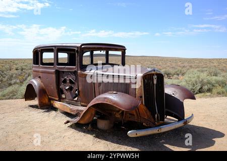 Vieille voiture près du croisement de la route 66 et du parc national de la Forêt pétrifiée Banque D'Images