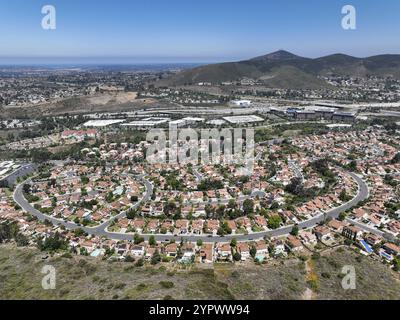 Vue aérienne de la petite ville Poway dans la banlieue du comté de San Diego, Californie, États-Unis. Maisons à côté de la vallée pendant la saison sèche Banque D'Images