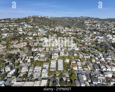 Vue aérienne de la ville côtière de Laguna Beach avec vilas sur les collines, côte sud de la Californie, États-Unis, Amérique du Nord Banque D'Images