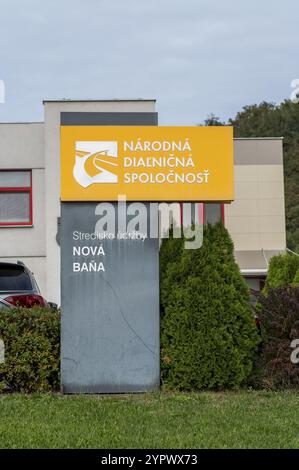Nova Bana, Slovaquie, 1er octobre 2023 : panneau de la Compagnie nationale des autoroutes. (Narodna Dialnicna Spolocnost), Europe Banque D'Images
