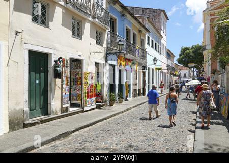 Maisons coloniales colorées dans le quartier historique de Pelourinho. Le centre historique de Salvador, Bahia, Brésil. Quartier historique célèbre attracti Banque D'Images