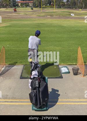 Golfeur pratiquant au terrain d'exercice de golf, San Juan, Californie, États-Unis, 3 octobre, 2020, Amérique du Nord Banque D'Images