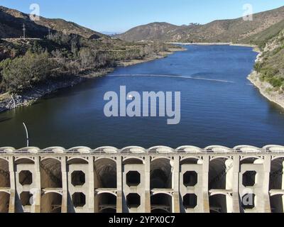 Vue aérienne du barrage du lac Hodges entouré par Bernardo Mountain, Rancho Bernardo, East San Diego County, Californie, États-Unis, Amérique du Nord Banque D'Images