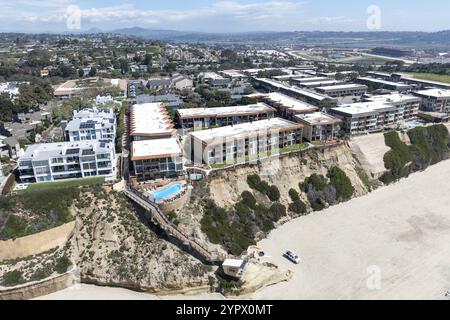 Vue aérienne de Del Mar Shores, falaises côtières californiennes et maison avec océan Pacifique bleu. Comté de San Diego, Californie, États-Unis, Amérique du Nord Banque D'Images