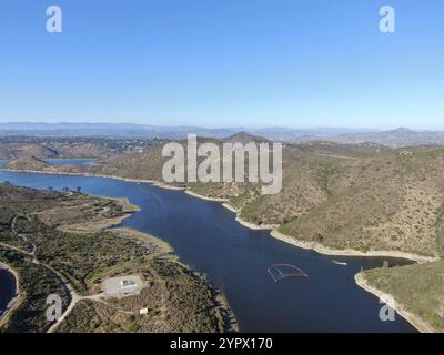 Vue aérienne de Inland Lake Hodges et Bernardo Mountain, grand sentier de randonnée et activité aquatique à Rancho Bernardo East San Diego County, Californie, U. Banque D'Images