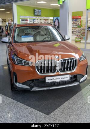 Nitra, Slovaquie, 10 mars 2024 : Une voiture bmw moderne en gros plan. BMW X1 xdrive 23i voiture de sélection premium, Bayerische Motoren Werke AG communément appelé B Banque D'Images