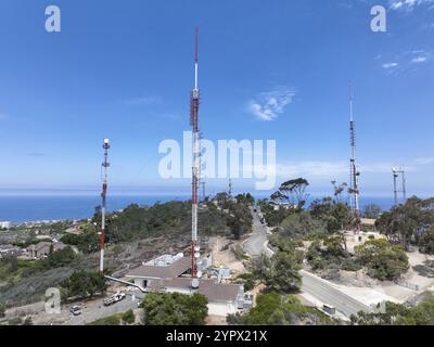 Vue aérienne de la tour de télécommunication avec antenne de réseau cellulaire 5G sur le sommet d'une vallée à San Diego, Californie du Sud Banque D'Images