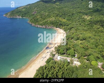 Vue aérienne sur la plage de sable blanc avec de l'eau turquoise dans le pays tropical. Plage tropicale de sable avec palmiers. Destination de vacances. Brésil Banque D'Images