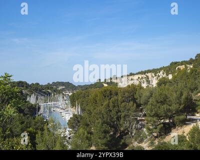 Port de Miou près de Cassis, France, est une belle marina pour les voiliers, entourée de forêts et de murs rocheux du Parc National des Calanques, Europe Banque D'Images