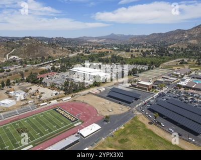 Vue aérienne du terrain et de l'école de football américain, Lakeside, Californie, États-Unis. 8 mai 2021 Banque D'Images