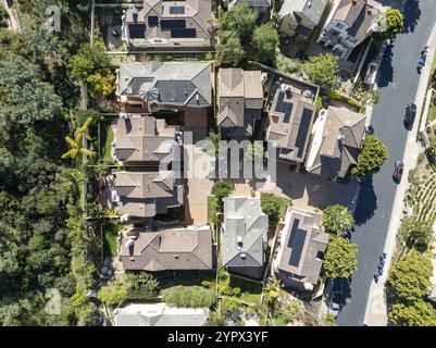 Vue aérienne du quartier de lotissement de classe moyenne avec des condos résidentiels et des maisons à San Diego, Californie, États-Unis, Amérique du Nord Banque D'Images