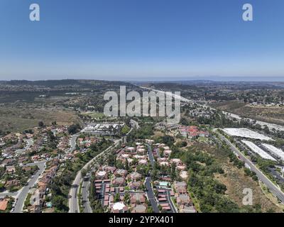 Vue aérienne de la petite ville Poway dans la banlieue du comté de San Diego, Californie, États-Unis. Maisons à côté de la vallée Banque D'Images
