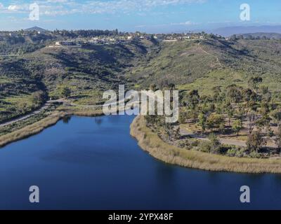 Vue aérienne du réservoir de Miramar dans la communauté de Scripps Miramar Ranch, San Diego, Californie. Lac Miramar, activités populaires site de loisirs y compris Banque D'Images