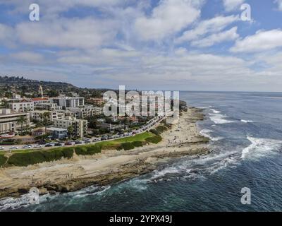 Vue aérienne de la côte de la Jolla, San Diego, Californie. Plage et mer bleue avec de petites vagues. Côte vallonnée de côte courbe le long du Pacifique Banque D'Images
