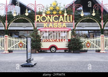 Berlin, Allemagne, 20 décembre 2021, billetterie d'entrée du Cirque Roncalli avec décoration de Noël devant Tempodrom, Europe Banque D'Images