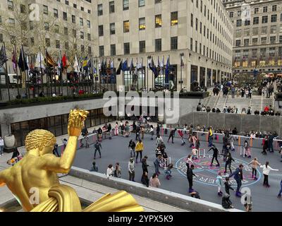 On voit des gens faire du roller au Rockefeller Center de New York. Une piste de roller inspirée de la discothèque s'ouvre au Rockefeller Center. New York, Etats-Unis, 12 mai Banque D'Images