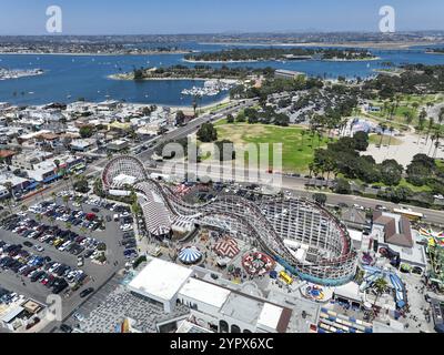 Vue aérienne de Belmont Park, un parc d'attractions construit en 1925 sur la promenade de Mission Beach, San Diego, Californie, États-Unis. 22 août 2022 Banque D'Images