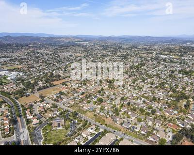 Vue aérienne du quartier de San Marcos avec des maisons et la rue pendant la journée ensoleillée, Californie, États-Unis, Amérique du Nord Banque D'Images