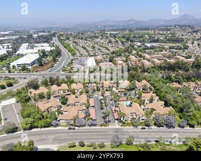 Vue aérienne quartier de classe moyenne avec communauté de condo et maison résidentielle et montagne sur le fond à Rancho Bernardo, Californie du Sud, Banque D'Images