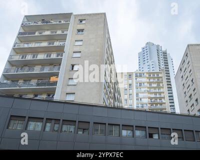 Les gratte-ciel autour de la station de métro Riguet, Paris, France, sont parmi les plus hauts bâtiments de la ville. Situation avec un mélange de bâtiment contemporain Banque D'Images