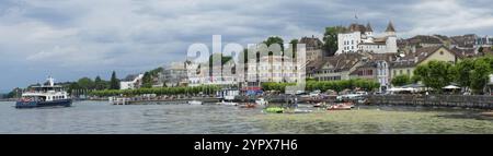 Le centre-ville historique de Nyon, en Suisse, est situé directement sur le lac Léman. Front de mer avec façades historiques et le vieux château, Europe Banque D'Images