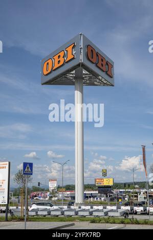 Zvolen, Slovaquie, 25 mai 2024 : enseigne de magasin OBI. OBI GmbH & Co. est une multinationale allemande de vente au détail de fournitures de rénovation domiciliaire, en Europe Banque D'Images