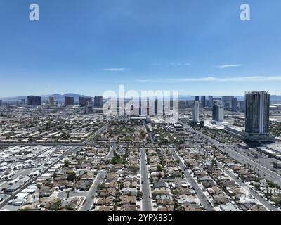 Vue aérienne sur les banlieues urbaines de Las Vegas, Nevada avec rues, toits et maisons, Las Vegas, États-Unis. 15 novembre 2022 Banque D'Images