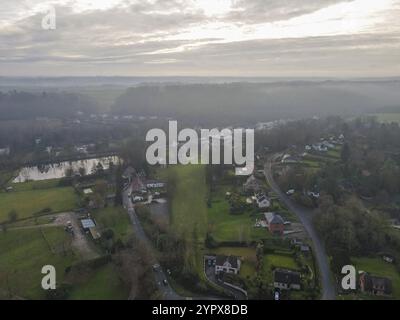 Vue aérienne des maisons entourées de forêt dans la région de campagne wallonne, Belgique, Europe Banque D'Images