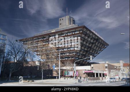 Bratislava, Slovaquie, 20 janvier 2024 : le bâtiment de la radio slovaque (Budova Slovenskeho rozhlasu) a la forme d'une pyramide inversée. Bratislava. Slov Banque D'Images