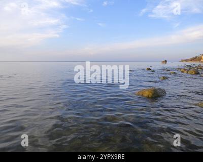 Sur le récif : vue sur une étendue pierreuse de plage près de Rerik. Mecklembourg-Poméranie occidentale, Allemagne, Europe Banque D'Images