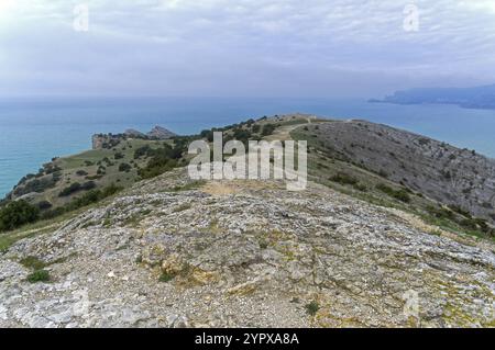 Le sentier vers la mer le long du sommet du cap Alchak. Sudak, Crimée. Jour nuageux fin avril Banque D'Images