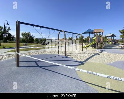 Parc communautaire fermé avec aire de jeux pour les enfants en raison de COVID 19. Panique et quarantaine du virus coronavirus à San Diego, Californie, USA, Amérique du Nord Banque D'Images