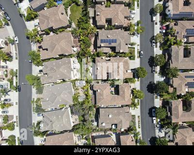 Vue aérienne du quartier de la classe moyenne supérieure avec des maisons résidentielles dans la vallée verte, Californie du Sud, États-Unis, Amérique du Nord Banque D'Images