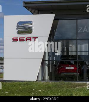 Zvolen, Slovaquie, 8 octobre 2023 : enseigne de la concession SEAT dans le showroom. SEAT est un constructeur automobile espagnol qui fait partie du groupe Volkswagen EUR Banque D'Images