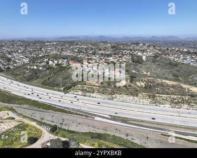 Vue aérienne du transport routier avec petit trafic, échangeur et jonction d'autoroute, San Diego Freeway Interstate 5, Californie Banque D'Images