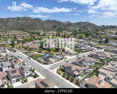 Vue aérienne des grandes maisons de la communauté de la classe moyenne, Escondido, Californie du Sud, États-Unis, Amérique du Nord Banque D'Images