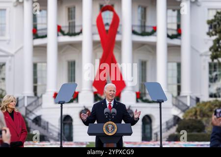 Washington, États-Unis. 1er décembre 2024. Le président AMÉRICAIN Joe Biden prononce une allocution lors d'un événement commémorant la Journée mondiale du sida sur la pelouse sud de la Maison Blanche à Washington, DC, le dimanche 1er décembre 2024. Biden dévoile la courtepointe commémorative du sida pour reconnaître les personnes décédées des suites de maladies liées au sida. Photo de Aaron Schwartz/UPI crédit : UPI/Alamy Live News Banque D'Images