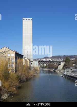 Situation à Zurich, Suisse : des zones industrielles et résidentielles avec des bâtiments modernes et historiques accompagnent les deux rives de la rivière limmat Banque D'Images