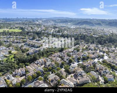 Vue aérienne du quartier de lotissement de classe moyenne avec des condos résidentiels et des maisons à San Diego, Californie, États-Unis, Amérique du Nord Banque D'Images