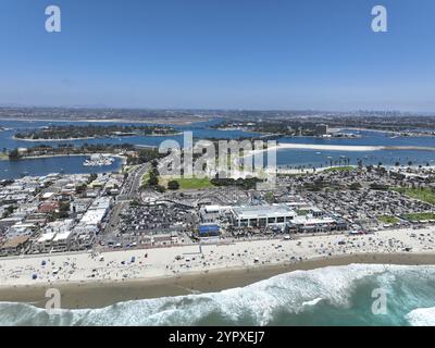 Vue aérienne de Belmont Park, un parc d'attractions construit en 1925 sur la promenade de Mission Beach, San Diego, Californie, États-Unis. 22 août 2022 Banque D'Images