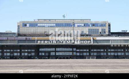 Berlin, Allemagne, 9 mars 2022, terminal de l'ancien aéroport Tempelhof vu du tarmac, Europe Banque D'Images