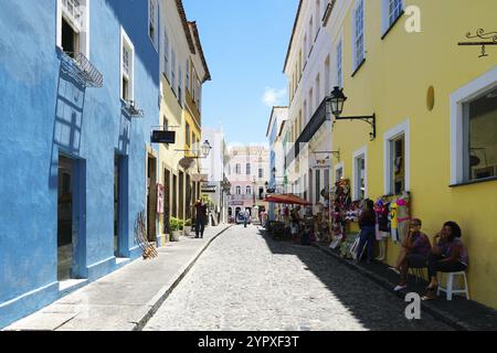 Maisons coloniales colorées dans le quartier historique de Pelourinho. Le centre historique de Salvador, Bahia, Brésil. Quartier historique célèbre attracti Banque D'Images