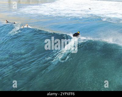 Vue aérienne des surfeurs qui attendent, pagayent et apprécient les vagues dans une belle eau bleue à la Jolla, San Diego, Californie, USA. 1er juillet 2019 Banque D'Images