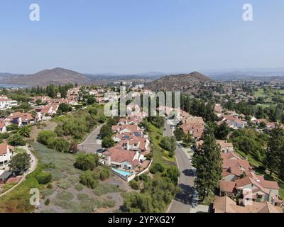 Vue aérienne du quartier de la classe moyenne avec la communauté de maisons résidentielles et la montagne sur le fond à Rancho Bernardo, Californie du Sud, États-Unis, No Banque D'Images