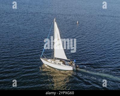 Vue aérienne de petits voiliers dans la baie de Mission de San Diego, Californie, États-Unis. Petits voiliers ancrés dans la baie. 22 mars 2020 Banque D'Images