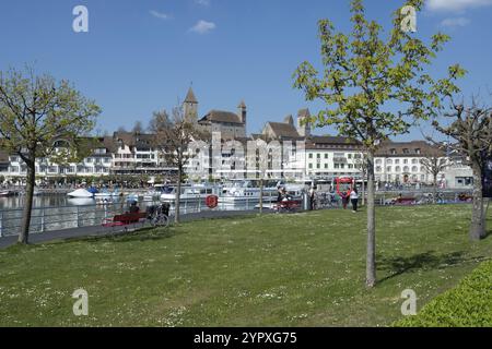 Le centre-ville historique de Rapperswil, en Suisse, est situé directement au bord du lac de Zurich. Vue sur un petit parc vers le front de mer avec histo Banque D'Images