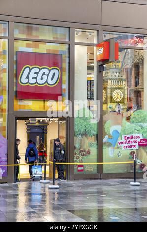 Londres, Royaume-Uni, 22 mars 2024 : The LEGO Store, Leicester Square, Londres. Le groupe LEGO est une société danoise de production de jouets de construction basée à Billund Banque D'Images