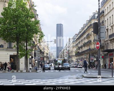 Situation du trafic dans le centre de Saint-Germain-de-Prés à Paris, France. Vue le long de la rue de Rennes vers le plus haut bâtiment de la ville, Tour mon Banque D'Images