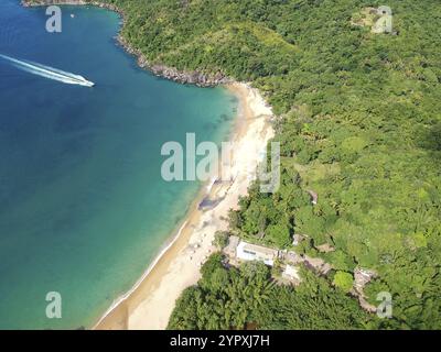 Vue aérienne sur la plage de sable blanc avec de l'eau turquoise dans le pays tropical. Plage tropicale de sable avec palmiers. Destination de vacances. Brésil Banque D'Images
